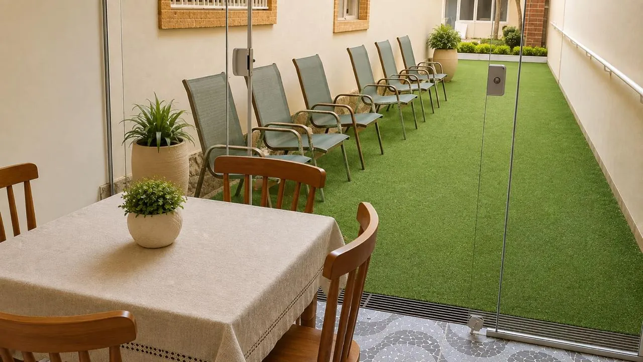 Área externa com gramado e cadeiras da Unidade Ibitinga