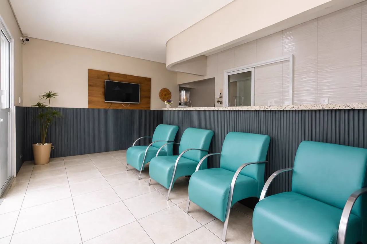 Sala de convivência com poltronas da Unidade Juvenal Parada