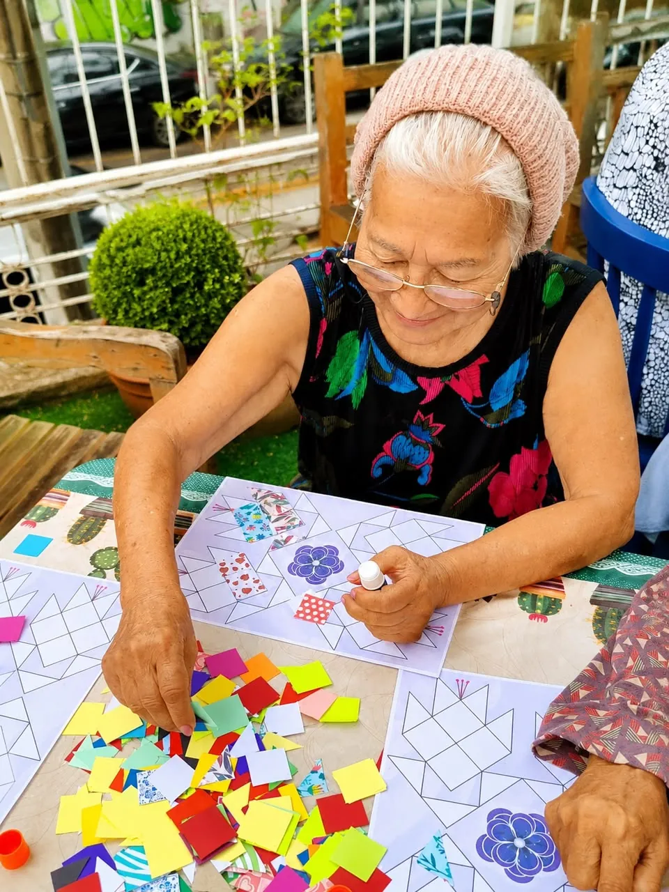 Moradora participando de uma atividade manual no day care