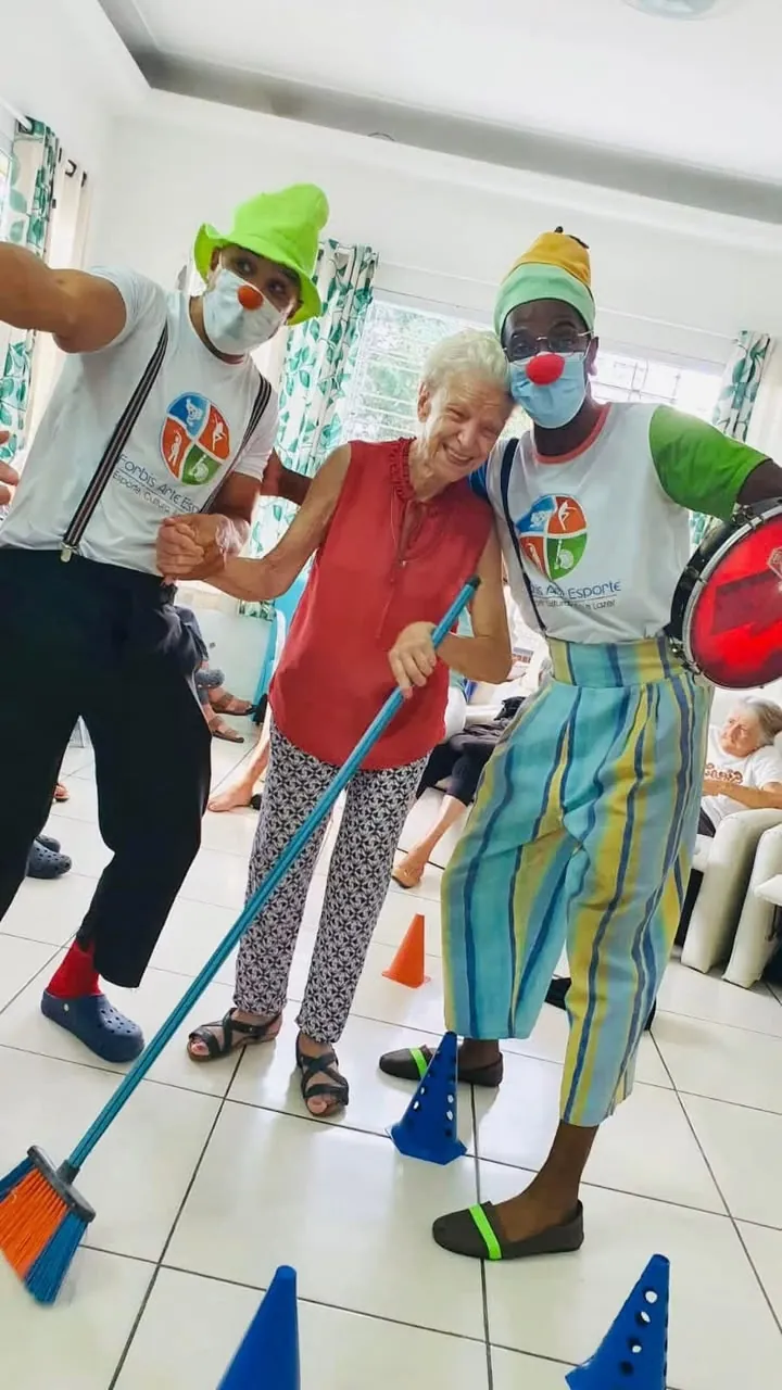 Moradora participando de uma atividade recreativa com a equipe