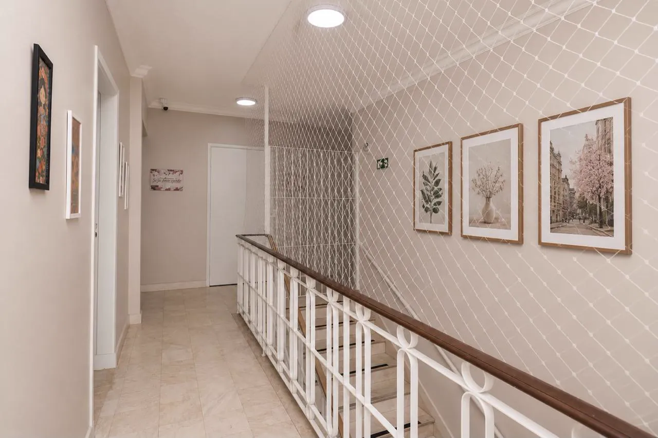 Corredor com escada da Unidade Juvenal Parada