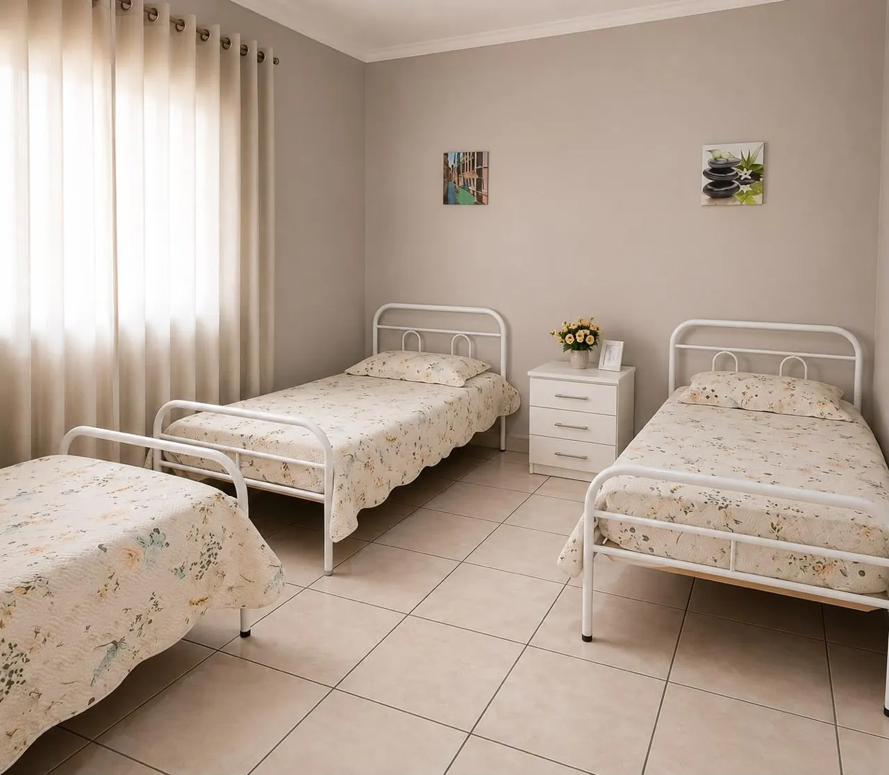 Quarto compartilhado iluminado da Unidade Ibitinga