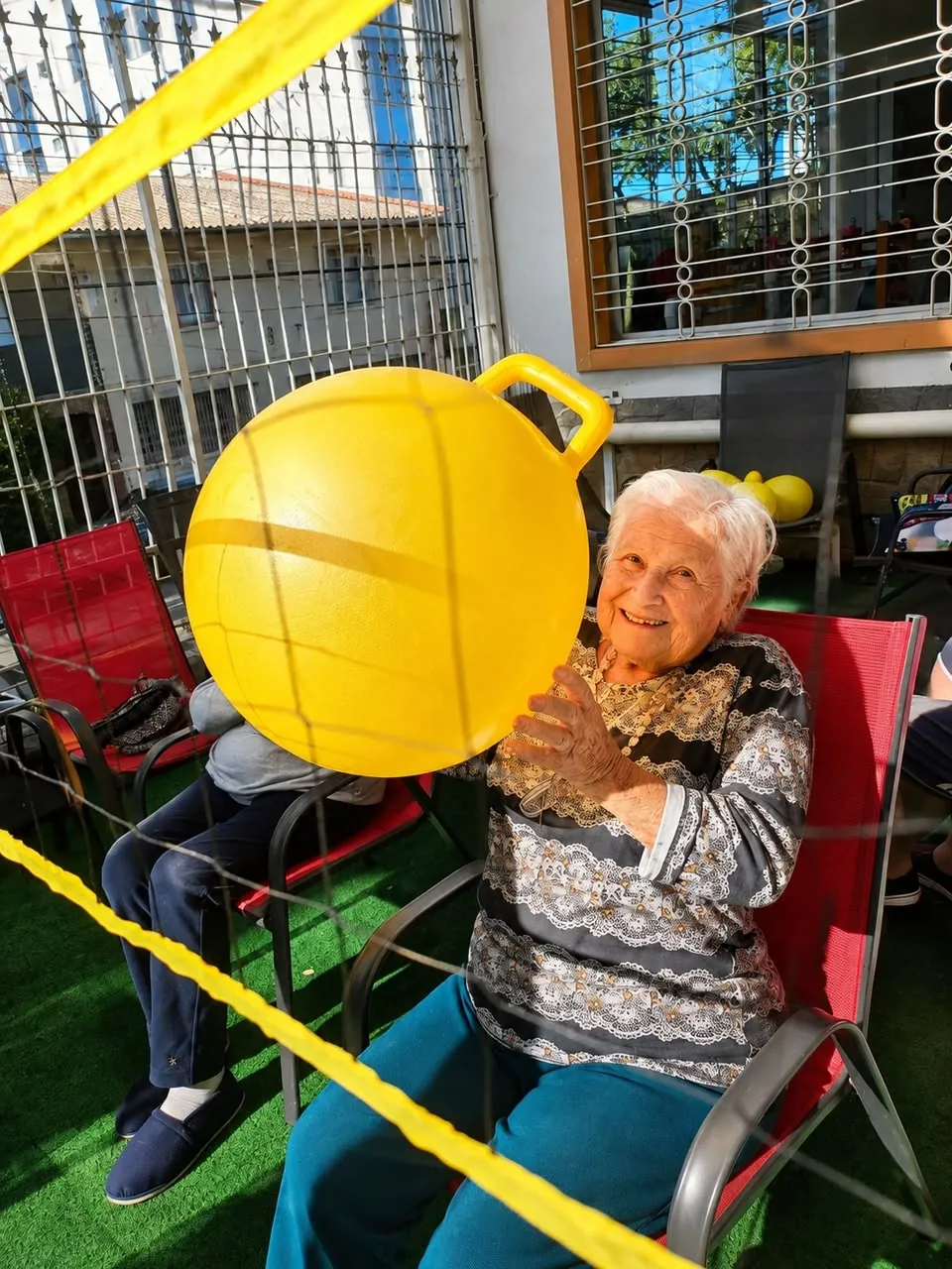 Moradora participando de uma atividade durante sua hospedagem temporária
