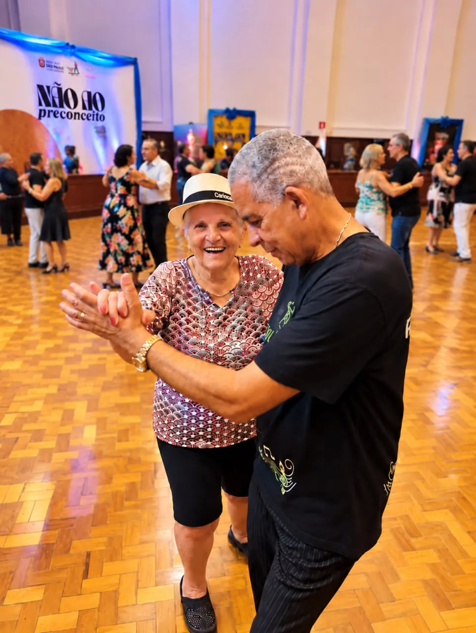 Moradora participando de um encontro de dança