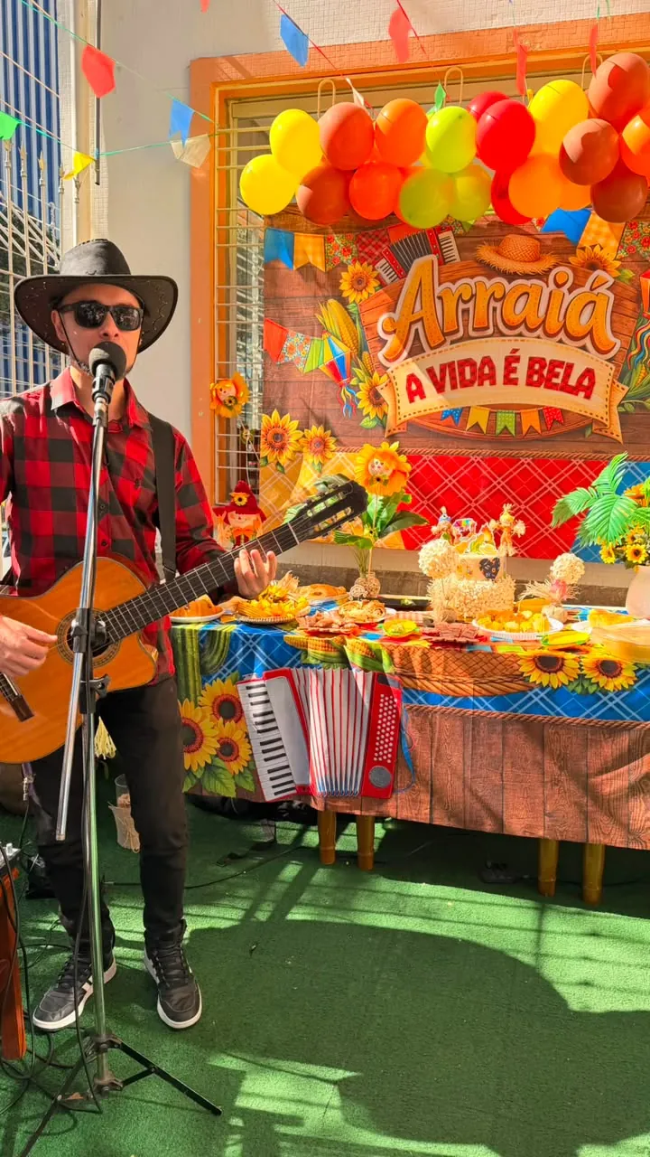 Músico se apresentando em uma festa temática no residencial